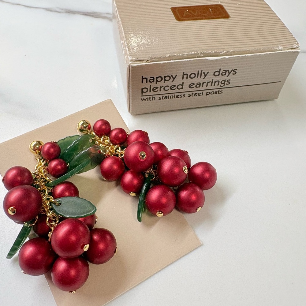 Vintage 1992 NIB Avon Christmas Holly Berry Cluster Earrings Gold Tone